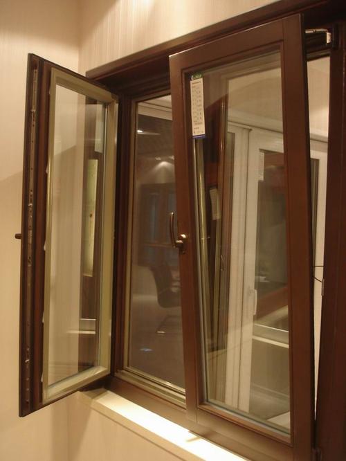 门窗特性和功能的前提下,用铝合金型材通过机械方法复合而成的框体