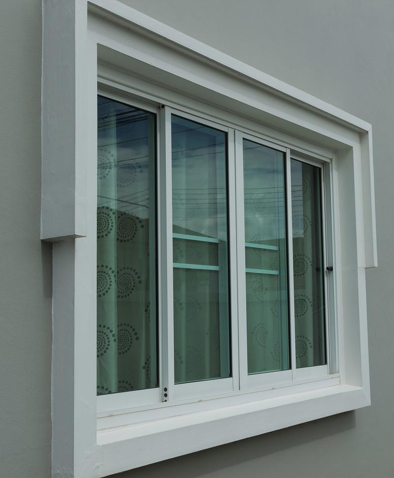 现在窗户的安装大多都会选择塑钢门窗,因为塑钢门窗具有保温性,隔音性